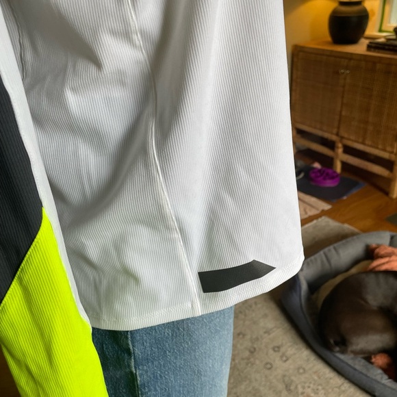 Brooks Run Visible Lightweight Half Zip Top - Picture 4 of 9